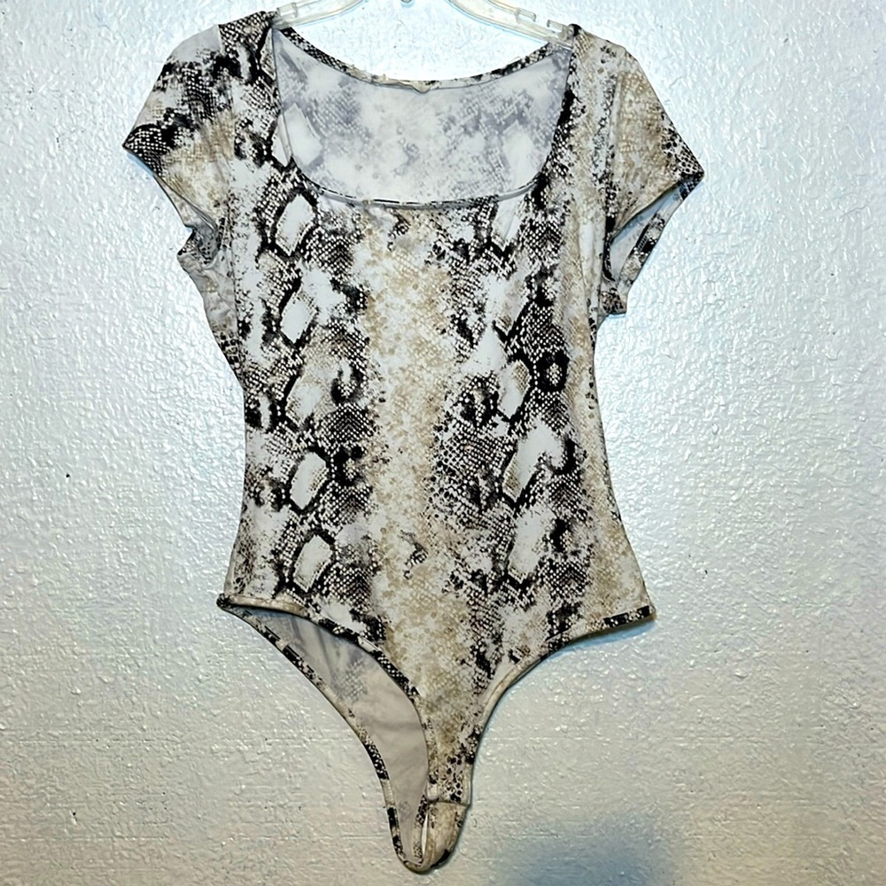 Chrysanthemum white and brown stick skin bodysuit with short sleeves size large